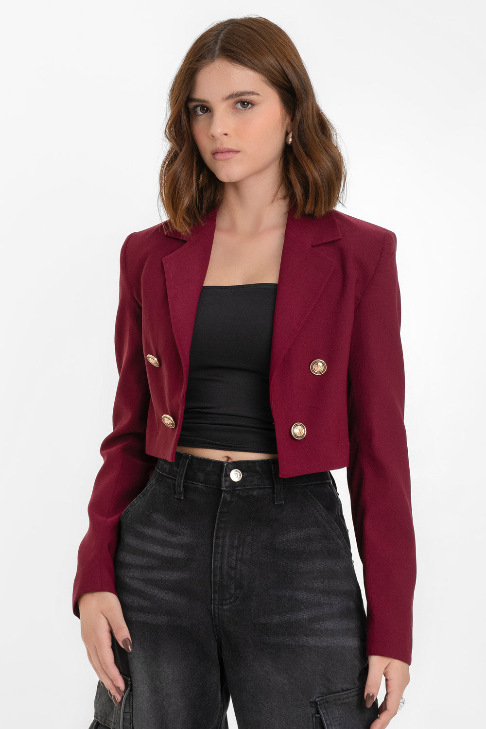 Blazer corto abierto de fit recto, con hombreras y solapa, manga larga y botones decorativos frontales en contraste.
