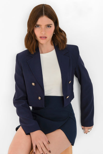 Blazer corto abierto de fit recto, con hombreras y solapa, manga larga y botones decorativos frontales en contraste.