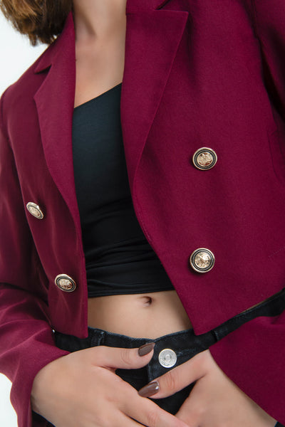 Blazer corto abierto de fit recto, con hombreras y solapa, manga larga y botones decorativos frontales en contraste.