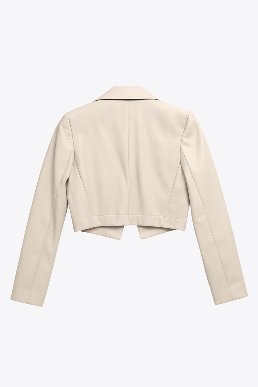 Blazer corto abierto de efecto piel, fit recto, con hombreras y solapa, manga larga y botones decorativos frontales en contraste.