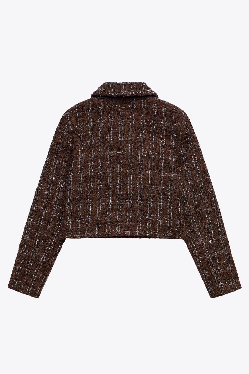 Blazer corto de bouclé, fit recto, con cuello solapa, manga larga, bolsillos delanteros con cartera y cierre frontal con hilera de botones en contraste.