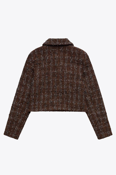 Blazer corto de bouclé, fit recto, con cuello solapa, manga larga, bolsillos delanteros con cartera y cierre frontal con hilera de botones en contraste.