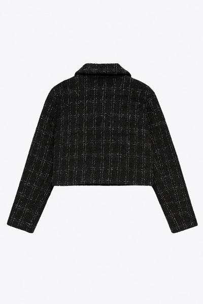 Blazer corto de bouclé, fit recto, con cuello solapa, manga larga, bolsillos delanteros con cartera y cierre frontal con hilera de botones en contraste.