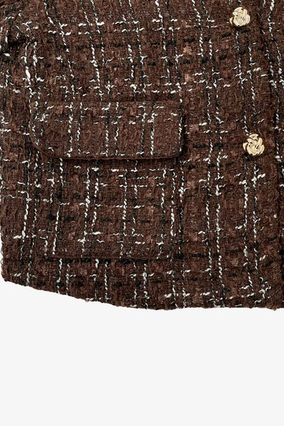 Blazer corto de bouclé, fit recto, con cuello solapa, manga larga, bolsillos delanteros con cartera y cierre frontal con hilera de botones en contraste.