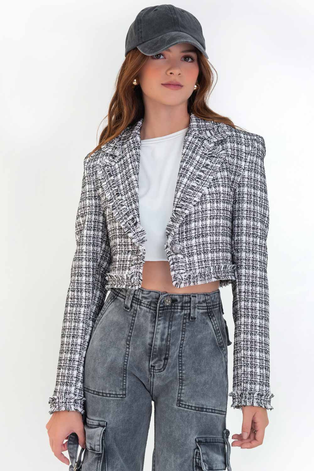 Blazer corto de bouclé, fit ajustado, con solapa, hombreras, manga larga y cierre frontal con botón en contraste. Detalle deshilado en bordes.