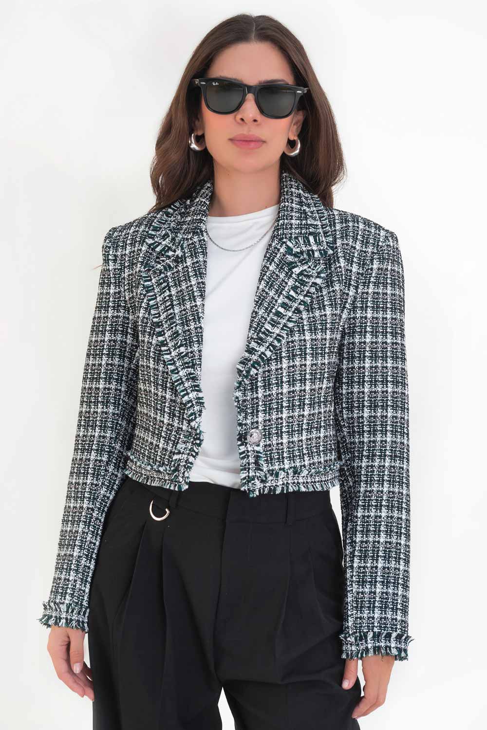 Blazer corto de bouclé, fit ajustado, con solapa, hombreras, manga larga y cierre frontal con botón en contraste. Detalle deshilado en bordes.