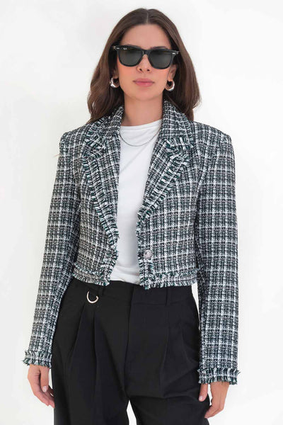 Blazer corto de bouclé, fit ajustado, con solapa, hombreras, manga larga y cierre frontal con botón en contraste. Detalle deshilado en bordes.