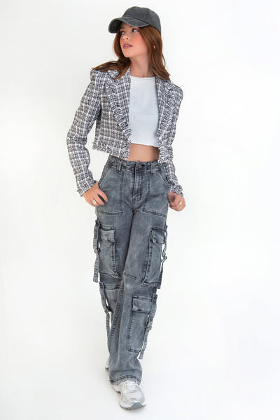 Blazer corto de bouclé, fit ajustado, con solapa, hombreras, manga larga y cierre frontal con botón en contraste. Detalle deshilado en bordes.