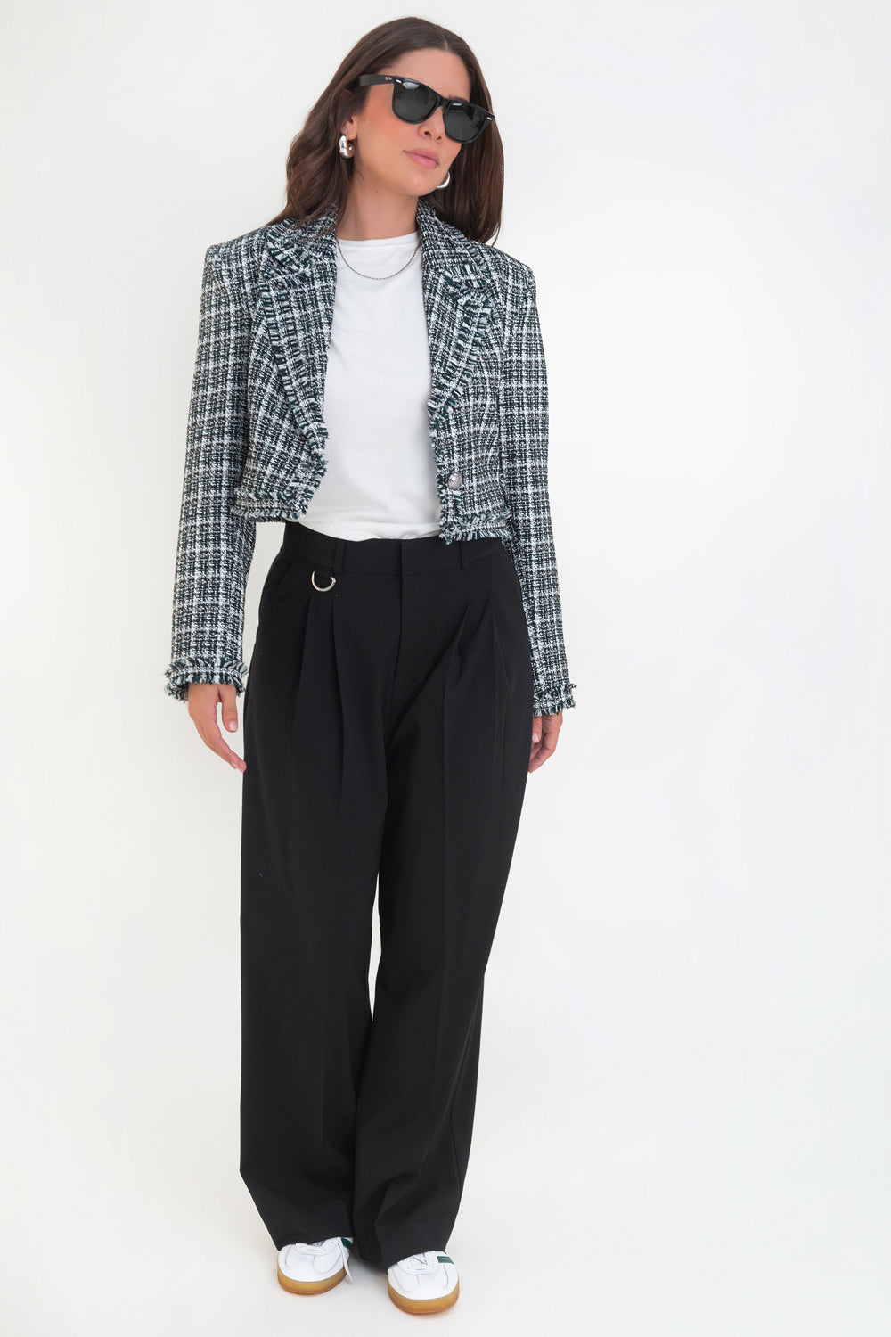 Blazer corto de bouclé, fit ajustado, con solapa, hombreras, manga larga y cierre frontal con botón en contraste. Detalle deshilado en bordes.