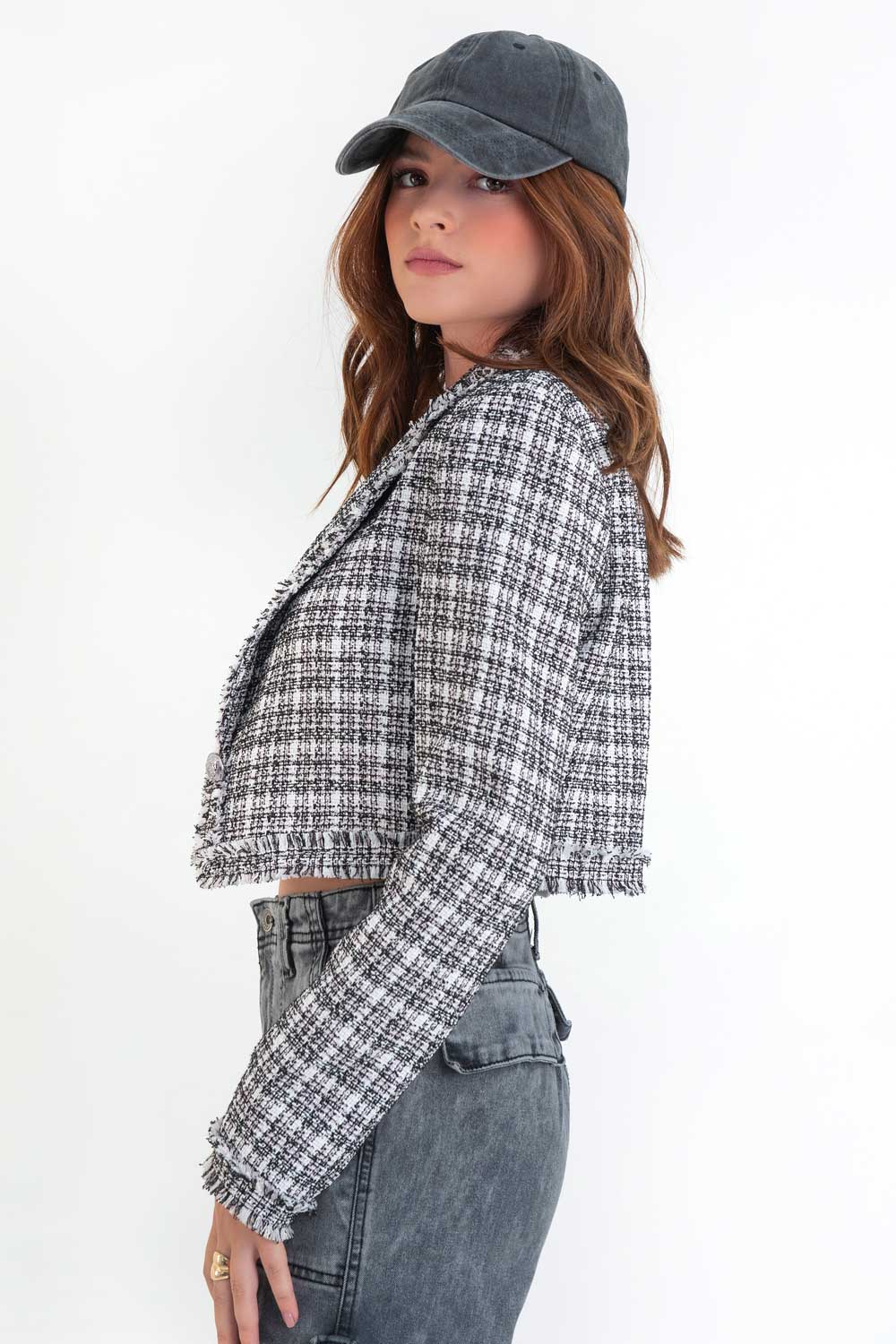 Blazer corto de bouclé, fit ajustado, con solapa, hombreras, manga larga y cierre frontal con botón en contraste. Detalle deshilado en bordes.