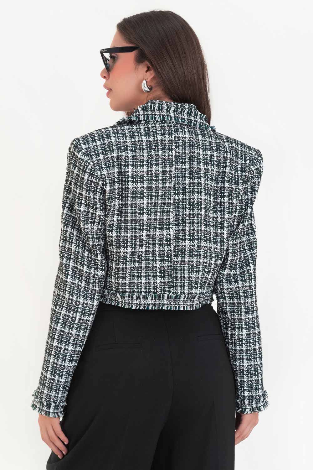 Blazer corto de bouclé, fit ajustado, con solapa, hombreras, manga larga y cierre frontal con botón en contraste. Detalle deshilado en bordes.