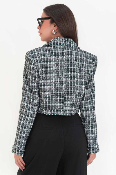 Blazer corto de bouclé, fit ajustado, con solapa, hombreras, manga larga y cierre frontal con botón en contraste. Detalle deshilado en bordes.