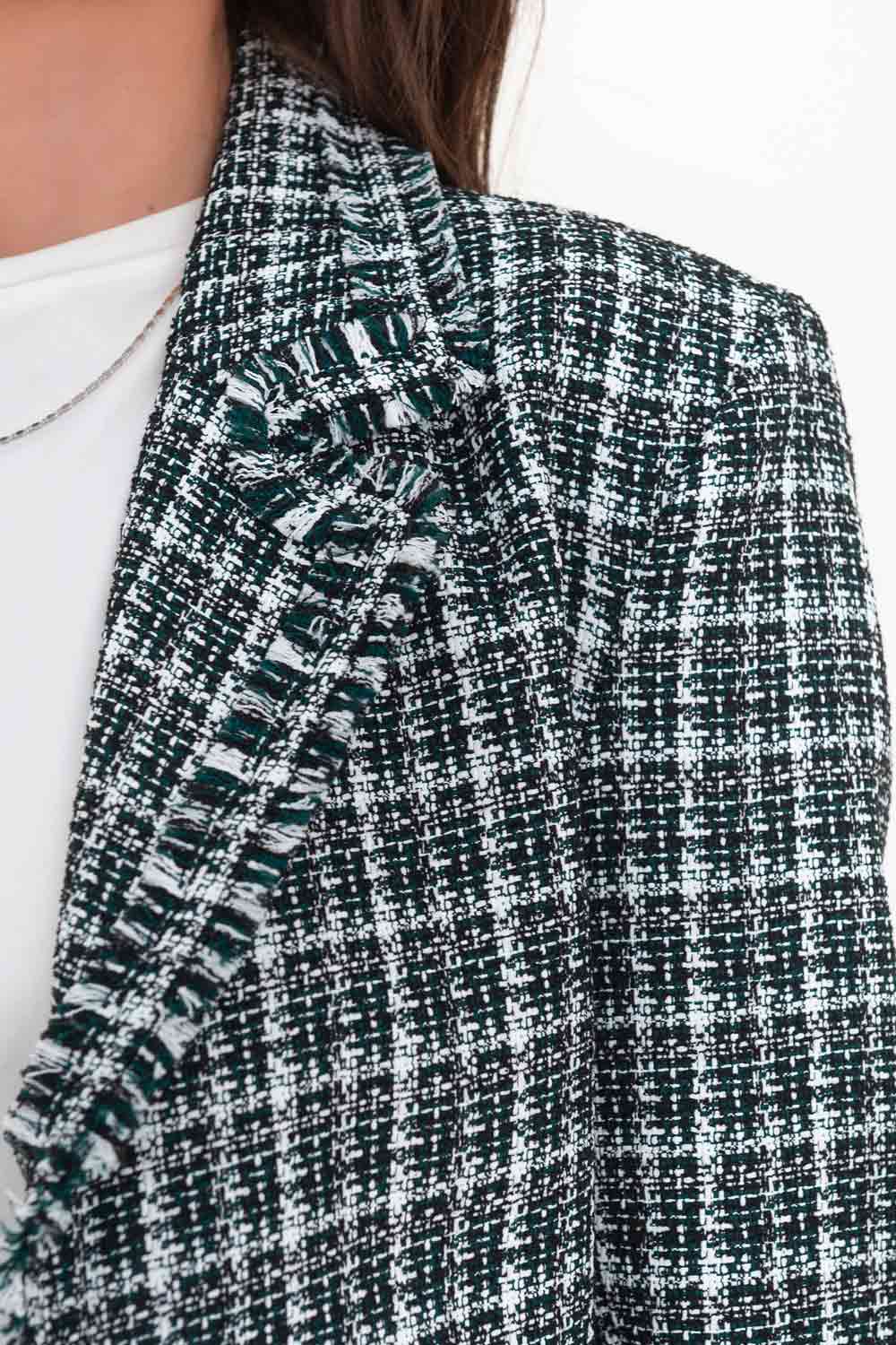 Blazer corto de bouclé, fit ajustado, con solapa, hombreras, manga larga y cierre frontal con botón en contraste. Detalle deshilado en bordes.