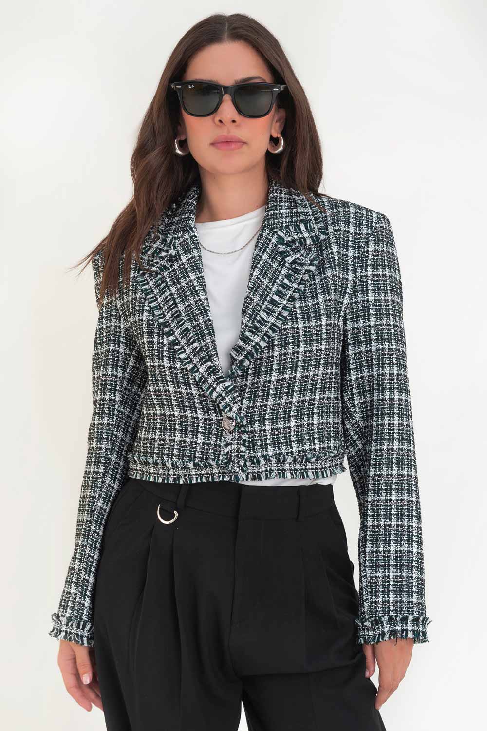 Blazer corto de bouclé, fit ajustado, con solapa, hombreras, manga larga y cierre frontal con botón en contraste. Detalle deshilado en bordes.