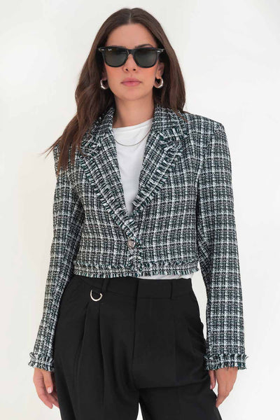 Blazer corto de bouclé, fit ajustado, con solapa, hombreras, manga larga y cierre frontal con botón en contraste. Detalle deshilado en bordes.