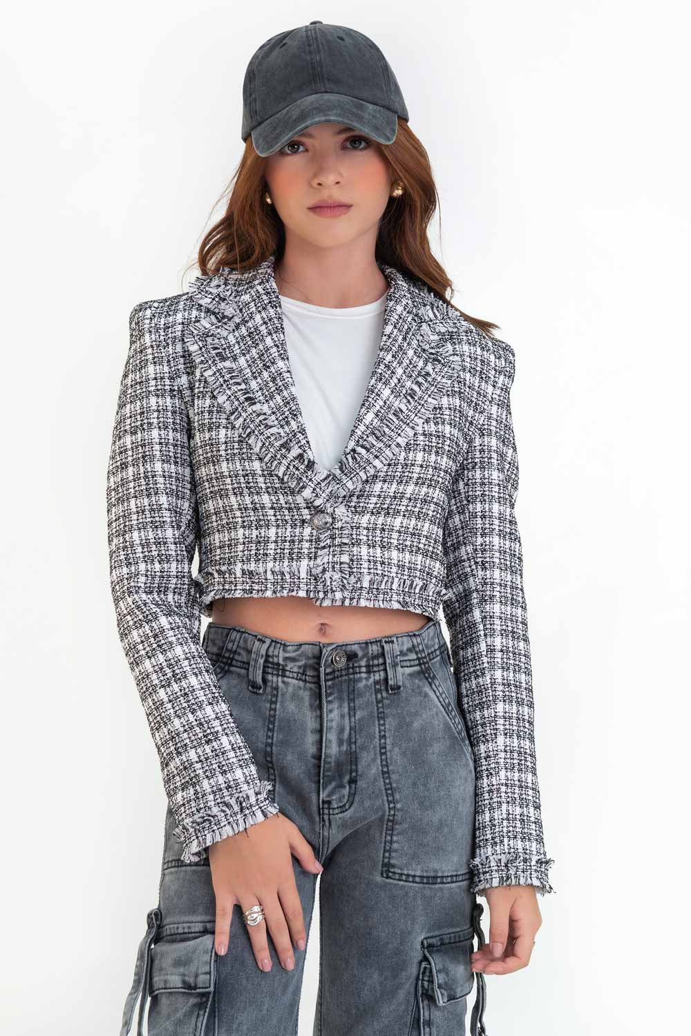 Blazer corto de bouclé, fit ajustado, con solapa, hombreras, manga larga y cierre frontal con botón en contraste. Detalle deshilado en bordes.