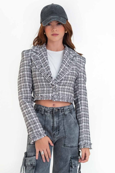 Blazer corto de bouclé, fit ajustado, con solapa, hombreras, manga larga y cierre frontal con botón en contraste. Detalle deshilado en bordes.