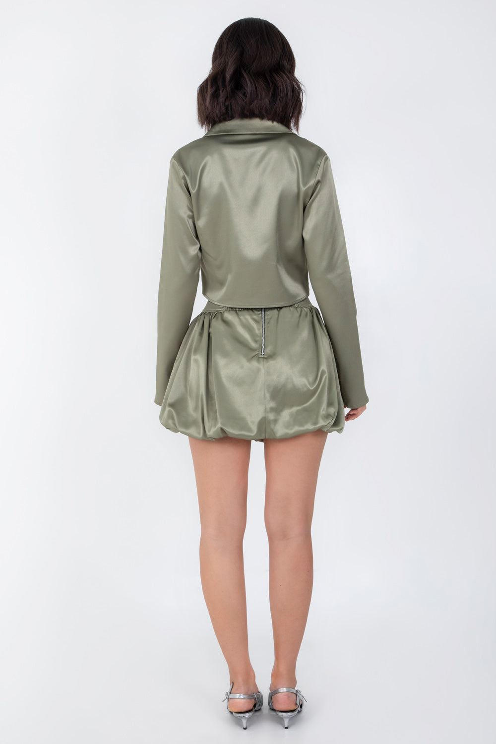 Blazer corto satinado de fit recto, manga larga, con solapa y cierre frontal con doble lazo amarrable.
