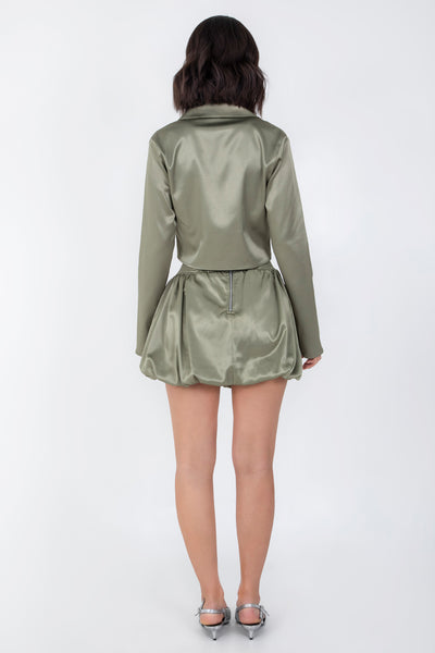 Blazer corto satinado de fit recto, manga larga, con solapa y cierre frontal con doble lazo amarrable.