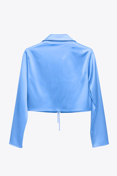 Blazer corto satinado de fit recto, manga larga, con solapa y cierre frontal con doble lazo amarrable.