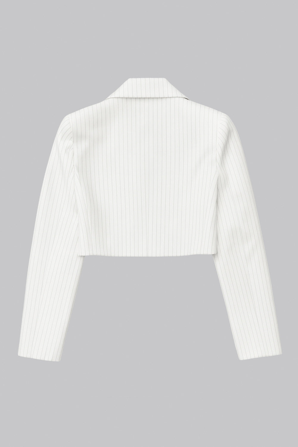 Blazer corto cruzado de fit ajustado, estampado rayas, manga larga, solapa, hombreras y cierre frontal con doble cruce de botones en contraste.