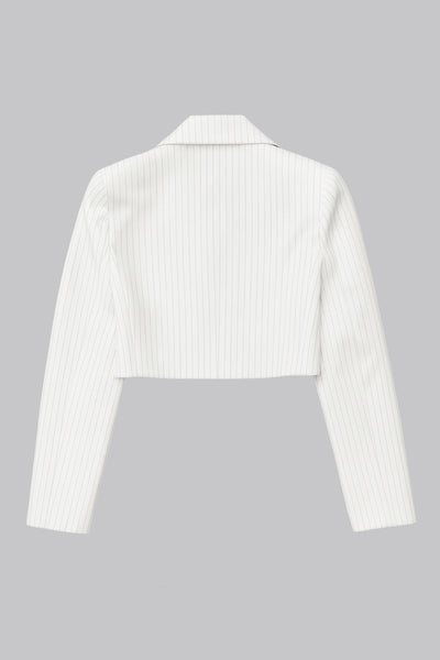 Blazer corto cruzado de fit ajustado, estampado rayas, manga larga, solapa, hombreras y cierre frontal con doble cruce de botones en contraste.