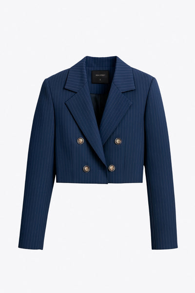 Blazer corto cruzado de fit ajustado, estampado rayas, manga larga, solapa, hombreras y cierre frontal con doble cruce de botones en contraste.
