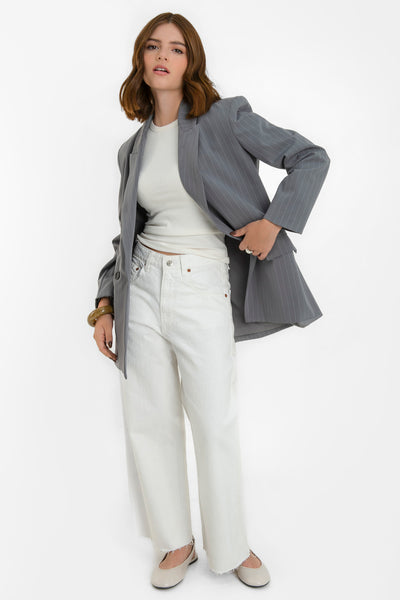 Blazer cruzado de estampado rayas, fit oversized, manga larga, bolsillos delanteros con cartera, con solapa y hombreras. Cierre frontal con cruce de botones en contraste.