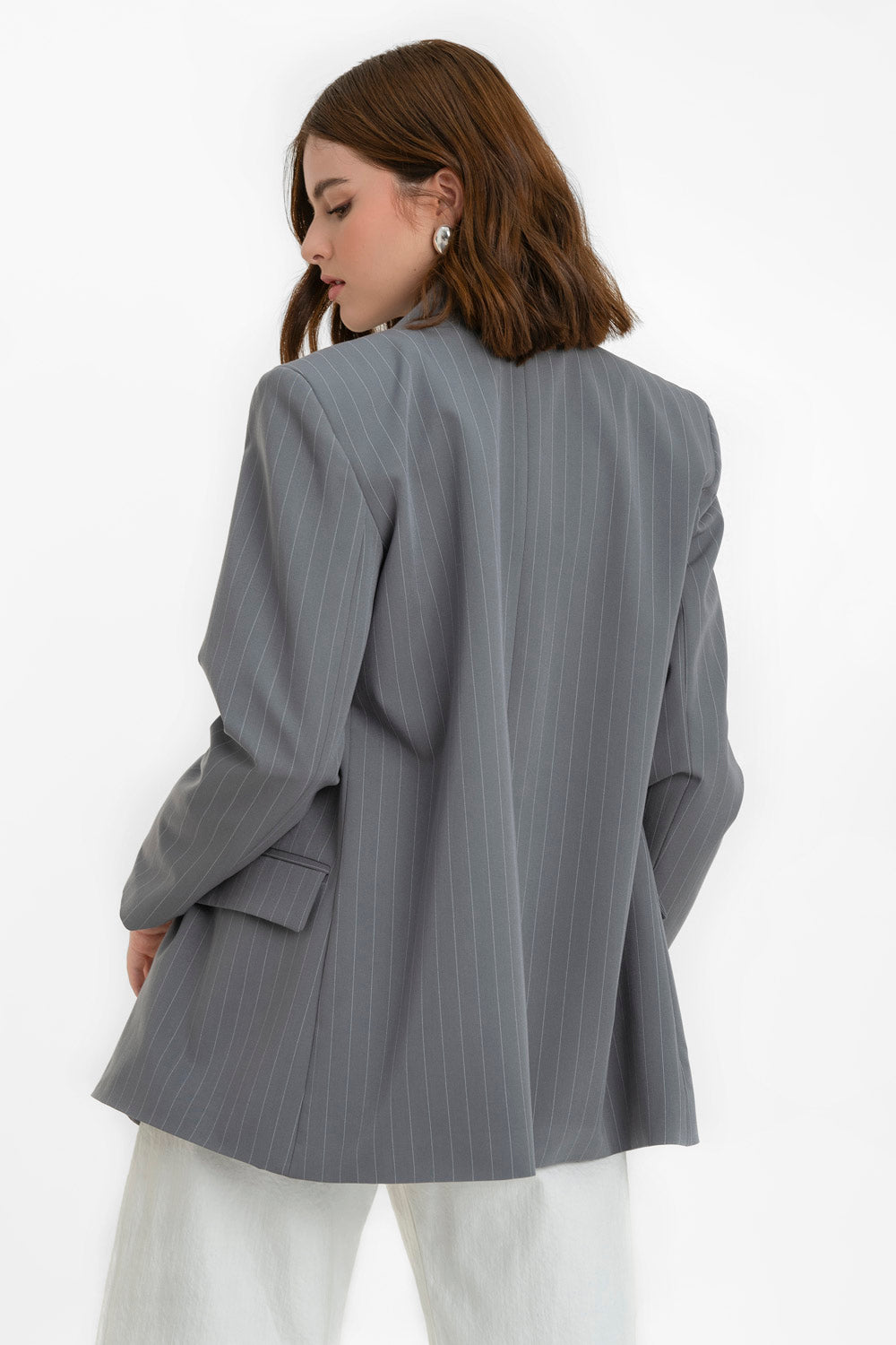 Blazer cruzado de estampado rayas, fit oversized, manga larga, bolsillos delanteros con cartera, con solapa y hombreras. Cierre frontal con cruce de botones en contraste.
