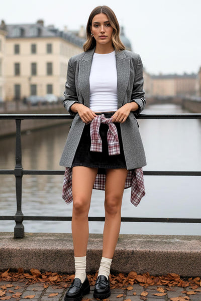 Blazer cruzado de fit oversized, con solapa y hombreras, manga larga, bolsillos delanteros con cartera y cierre frontal con cruce de botones.