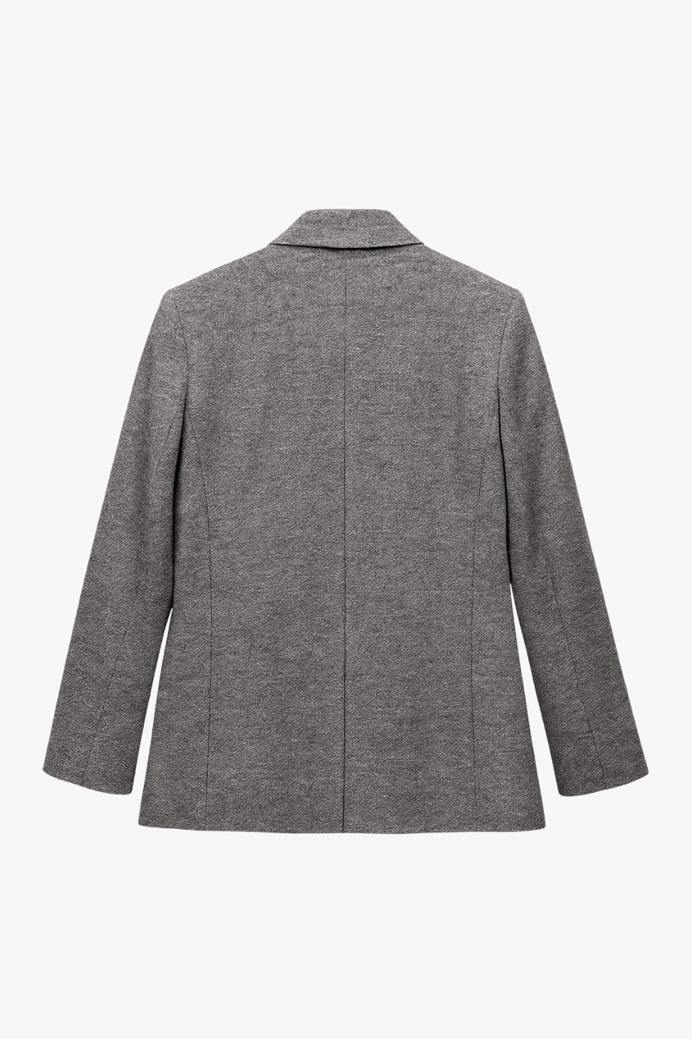 Blazer cruzado de fit oversized, con solapa y hombreras, manga larga, bolsillos delanteros con cartera y cierre frontal con cruce de botones.