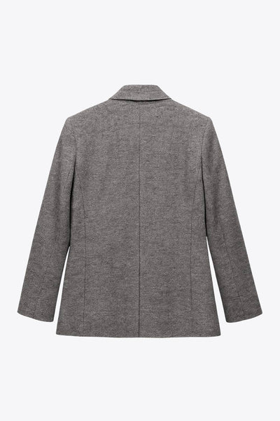 Blazer cruzado de fit oversized, con solapa y hombreras, manga larga, bolsillos delanteros con cartera y cierre frontal con cruce de botones.