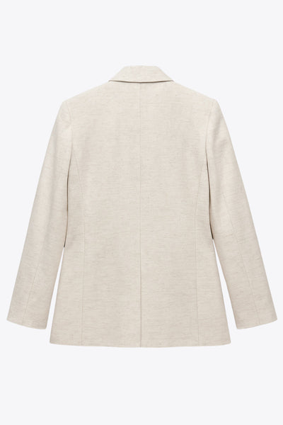 Blazer cruzado de fit oversized, con solapa y hombreras, manga larga, bolsillos delanteros con cartera y cierre frontal con cruce de botones.