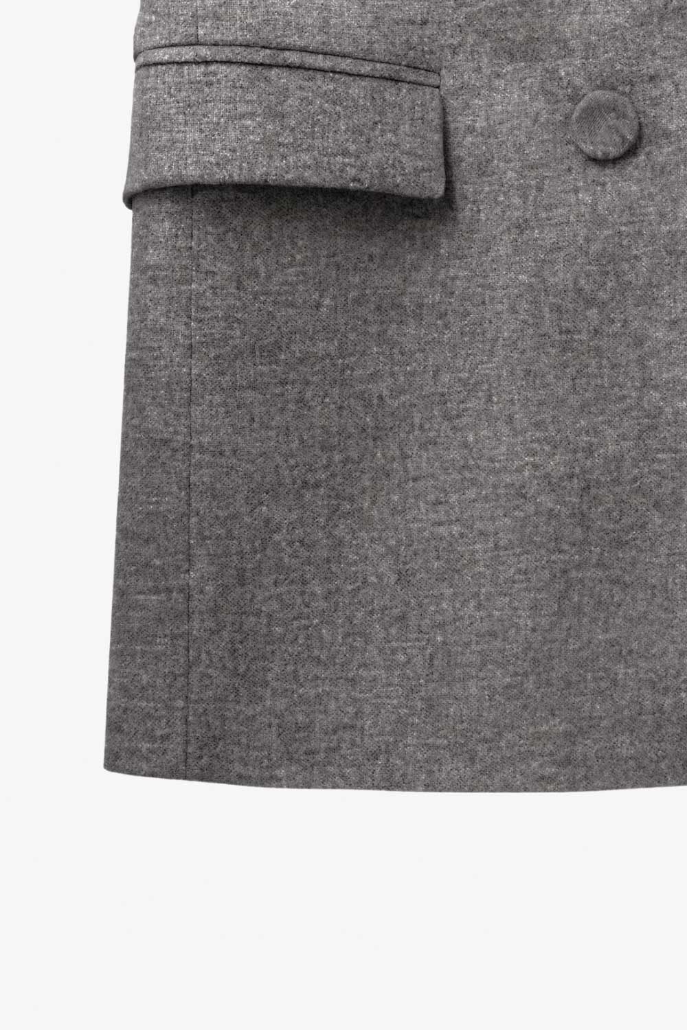 Blazer cruzado de fit oversized, con solapa y hombreras, manga larga, bolsillos delanteros con cartera y cierre frontal con cruce de botones.