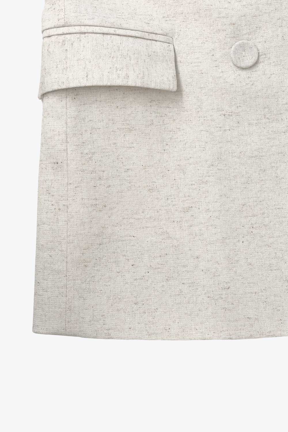 Blazer cruzado de fit oversized, con solapa y hombreras, manga larga, bolsillos delanteros con cartera y cierre frontal con cruce de botones.