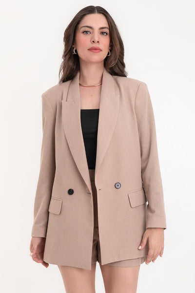 Blazer cruzado de fit oversized, manga larga, con solapa y hombreras, bolsillos delanteros con cartera y cierre frontal con cruce de doble botón en contraste.