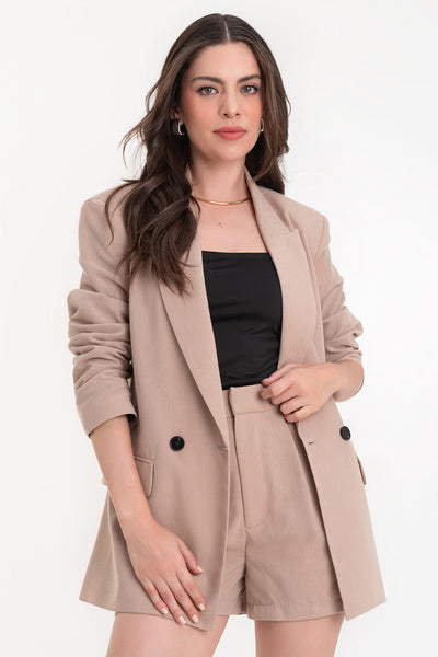 Blazer cruzado de fit oversized, manga larga, con solapa y hombreras, bolsillos delanteros con cartera y cierre frontal con cruce de doble botón en contraste.