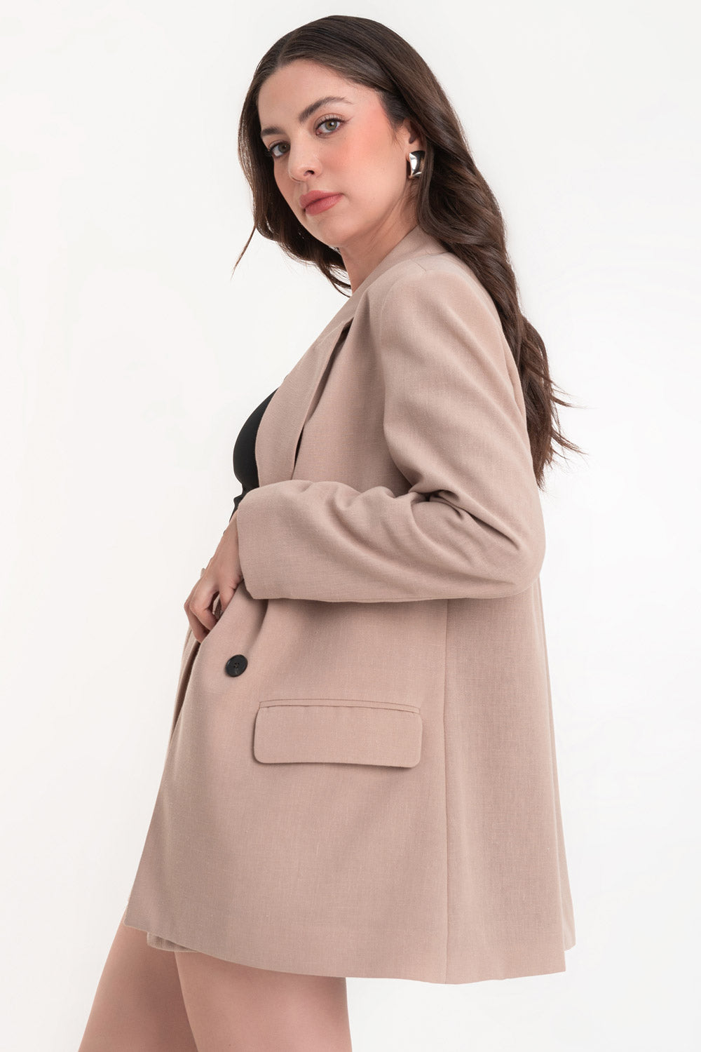 Blazer cruzado de fit oversized, manga larga, con solapa y hombreras, bolsillos delanteros con cartera y cierre frontal con cruce de doble botón en contraste.