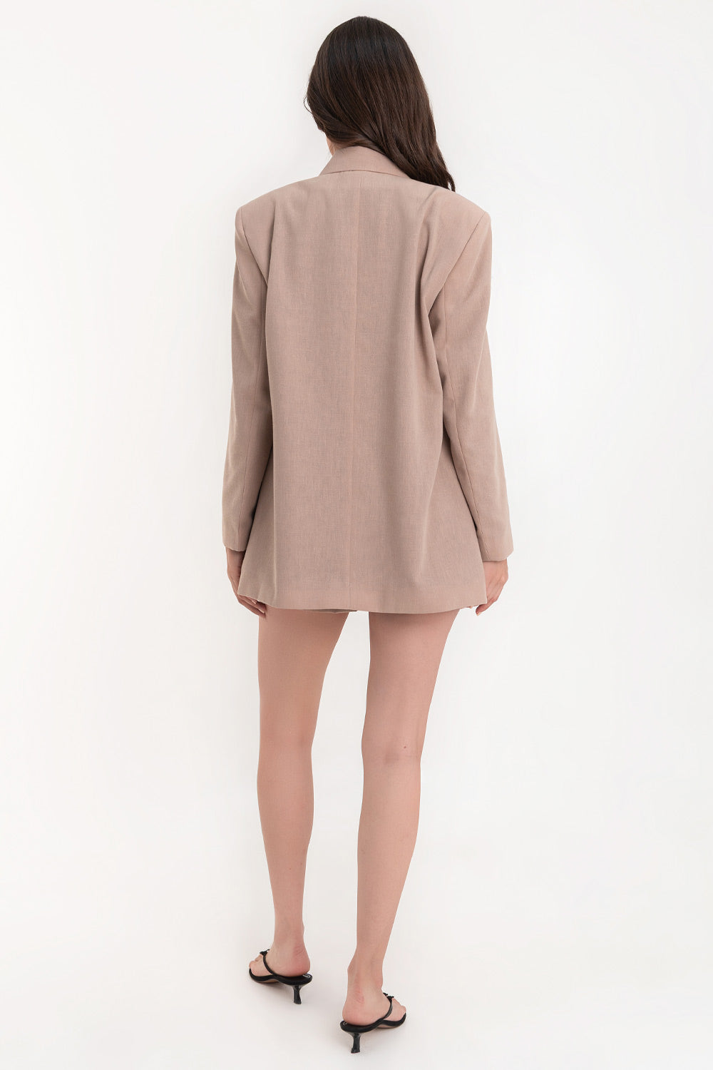 Blazer cruzado de fit oversized, manga larga, con solapa y hombreras, bolsillos delanteros con cartera y cierre frontal con cruce de doble botón en contraste.