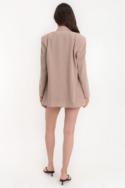 Blazer cruzado de fit oversized, manga larga, con solapa y hombreras, bolsillos delanteros con cartera y cierre frontal con cruce de doble botón en contraste.