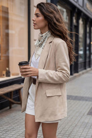 Blazer abierto de gamuza, fit recto, con solapa, manga larga y bolsillos delanteros con cartera.