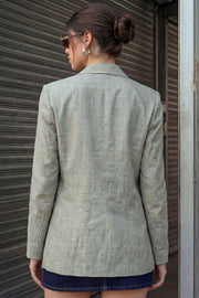Blazer cruzado de fit oversized, con solapa y hombreras, manga larga, bolsillos delanteros con cartera. Cierre frontal con doble cruce de botones.