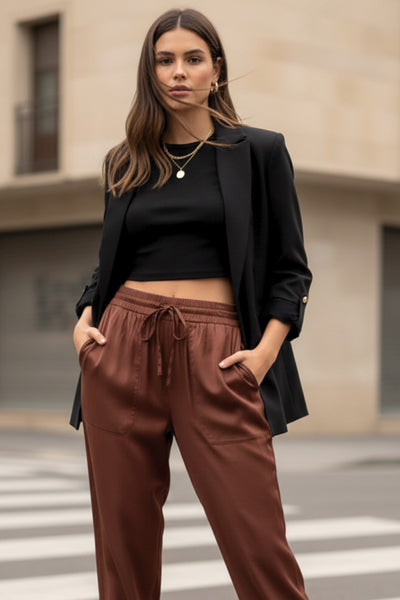 Blazer abierto de fit ligeramente oversized, manga 3/4 rolled up con trabilla decorativa y botón en contraste. Detalle de bolsillos delanteros con cartera.