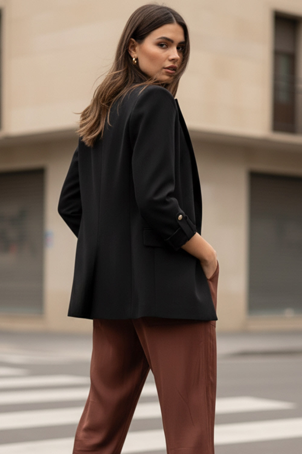 Blazer abierto de fit ligeramente oversized, manga 3/4 rolled up con trabilla decorativa y botón en contraste. Detalle de bolsillos delanteros con cartera.