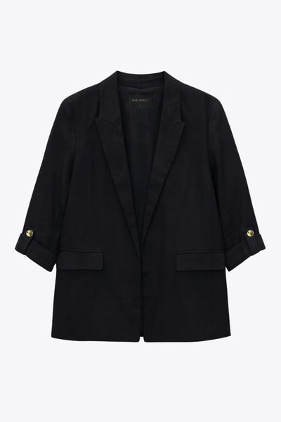 Blazer abierto de fit ligeramente oversized, manga 3/4 rolled up con trabilla decorativa y botón en contraste. Detalle de bolsillos delanteros con cartera.