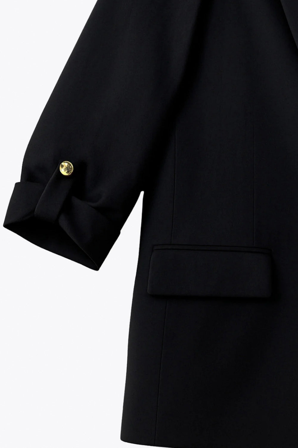 Blazer abierto de fit ligeramente oversized, manga 3/4 rolled up con trabilla decorativa y botón en contraste. Detalle de bolsillos delanteros con cartera.