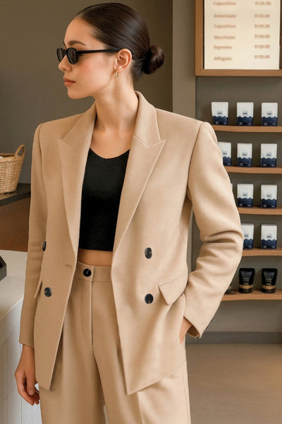 Blazer cruzado de fit oversized, con solapa y hombreras, manga larga y bolsillos delanteros con cartera. Cierre frontal con cruce de botones en contraste.