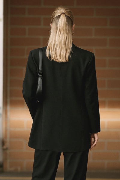 Blazer cruzado de fit oversized, con solapa y hombreras, manga larga y bolsillos delanteros con cartera. Cierre frontal con cruce de botones en contraste.