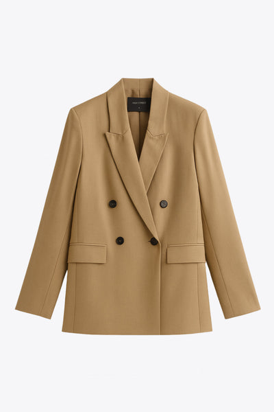 Blazer cruzado de fit oversized, con solapa y hombreras, manga larga y bolsillos delanteros con cartera. Cierre frontal con cruce de botones en contraste.