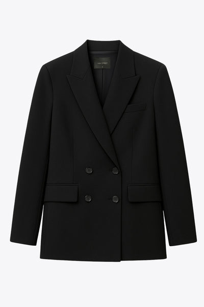 Blazer cruzado de fit oversized, con solapa y hombreras, manga larga y bolsillos delanteros con cartera. Cierre frontal con cruce de botones en contraste.